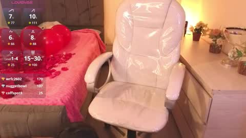  L A R A   online show from 11-08-25, 09:35