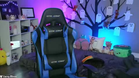 Lacey Bloom online show from 11-04-25, 02:21