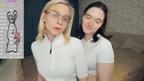 Violet and Isabel online show from 05-05-26, 07:22