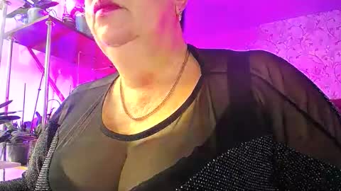 Snapshot of lady_gloria chatting on 10-26-25, 05:35 Lady Gloria online show from 10-26-25, 05:35