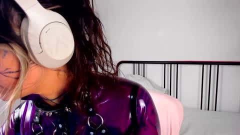 Mia online show from 02-06-25, 05:09