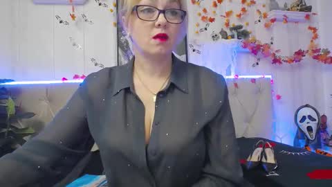  Lady Jeen    Back on Sunday 8th of December online show from 10-19-25, 04:40