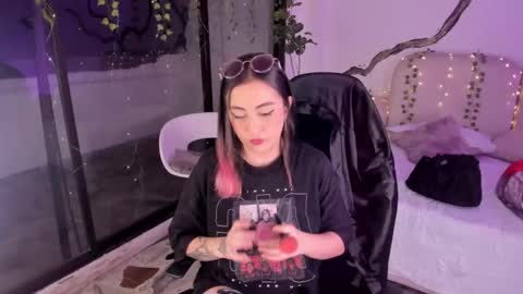 Snapshot of ladysweetts chatting on 11-11-25, 05:07 Lady online show from 11-11-25, 05:07