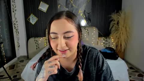 Snapshot of ladysweetts chatting on 01-08-26, 04:04 Lady online show from 01-08-26, 04:04