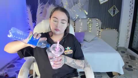 Snapshot of ladysweetts chatting on 01-10-26, 04:25 Lady online show from 01-10-26, 04:25