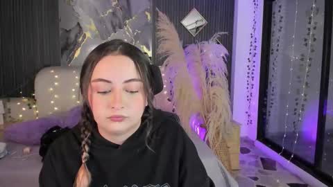 Snapshot of ladysweetts chatting on 02-19-26, 05:03 Lady online show from 02-19-26, 05:03