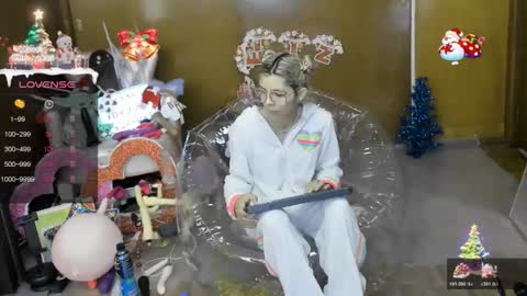 Snapshot of laflakita21 chatting on 12-14-25, 05:29 Skinnygirl online show from 12-14-25, 05:29