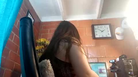 laia_hadid online show from 11-17-25, 06:46