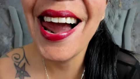 Snapshot of lailacastillomilf chatting on 11-06-25, 11:44 Lailacastillo online show from 11-06-25, 11:44