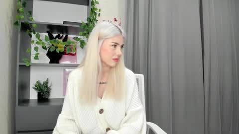 Snapshot of lama0 chatting on 09-22-25, 09:44 Erika online show from 09-22-25, 09:44