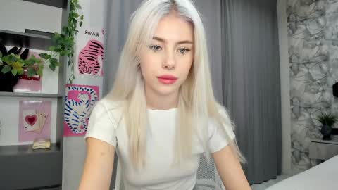 Snapshot of lama0 chatting on 09-23-25, 08:28 Erika online show from 09-23-25, 08:28
