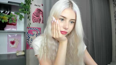 Snapshot of lama0 chatting on 09-25-25, 08:29 Erika online show from 09-25-25, 08:29