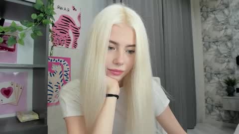 Snapshot of lama0 chatting on 09-30-25, 08:41 Erika online show from 09-30-25, 08:41