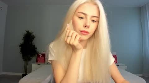 Snapshot of lama0 chatting on 10-06-25, 09:40 Erika online show from 10-06-25, 09:40