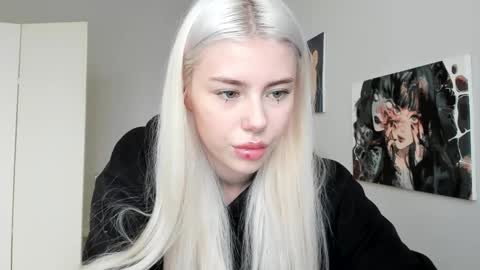 Snapshot of lama0 chatting on 10-15-25, 08:36 Erika online show from 10-15-25, 08:36