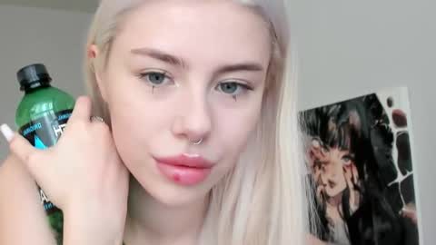 Snapshot of lama0 chatting on 10-16-25, 08:37 Erika online show from 10-16-25, 08:37