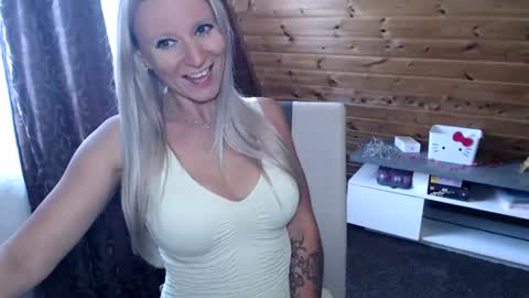LaMadrina006 online show from 06-15-26, 07:54