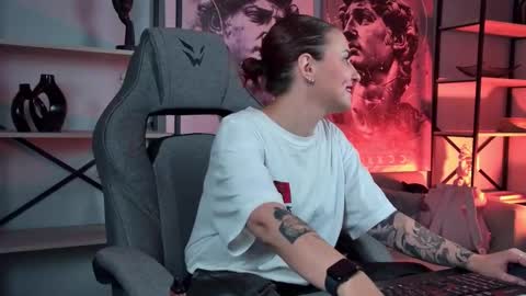 just call me Lana  and her security online show from 10-02-25, 08:21