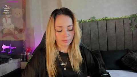 Snapshot of lanaamills chatting on 02-04-26, 05:13 Lana online show from 02-04-26, 05:13