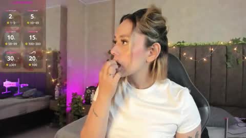 Snapshot of lanaamills chatting on 02-18-26, 05:25 Lana online show from 02-18-26, 05:25