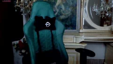 lara_benson_ online show from 11-25-25, 10:48