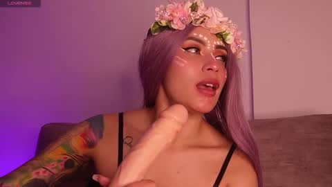 Snapshot of lara_bombshelll chatting on 10-30-25, 11:49 Lara online show from 10-30-25, 11:49