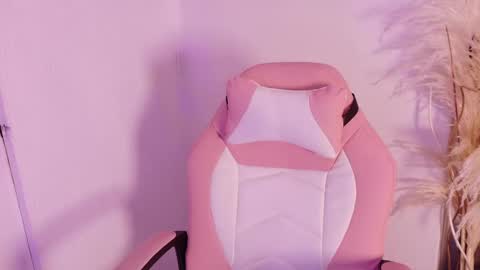 Lara Gill online show from 12-18-25, 08:48