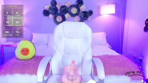 Snapshot of lara_jeean chatting on 02-13-25, 11:15 Lara online show from 02-13-25, 11:15