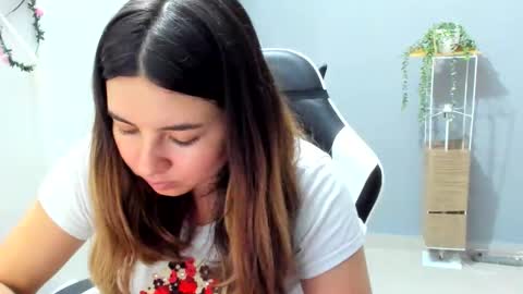 Snapshot of laracat18 chatting on 06-03-26, 11:54 Lara online show from 06-03-26, 11:54