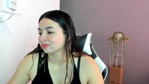 Snapshot of laracat18 chatting on 06-17-26, 04:52 Lara online show from 06-17-26, 04:52