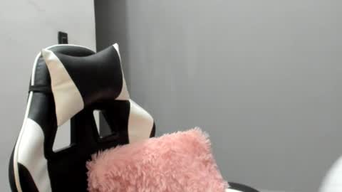 Snapshot of laracat18 chatting on 07-19-26, 02:26 Lara online show from 07-19-26, 02:26