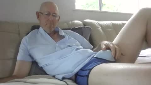 Snapshot of largerthan chatting on 01-12-26, 02:06 largerthan- say hi on entry online show from 01-12-26, 02:06