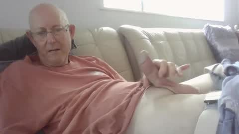 Snapshot of largerthan chatting on 01-15-26, 03:11 largerthan- say hi on entry online show from 01-15-26, 03:11