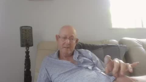 Snapshot of largerthan chatting on 01-17-26, 11:41 largerthan- say hi on entry online show from 01-17-26, 11:41