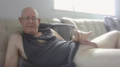 Snapshot of largerthan chatting on 01-19-26, 12:03 largerthan- say hi on entry online show from 01-19-26, 12:03