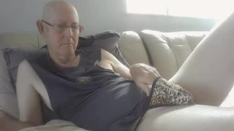 Snapshot of largerthan chatting on 02-15-26, 11:45 largerthan- say hi on entry online show from 02-15-26, 11:45