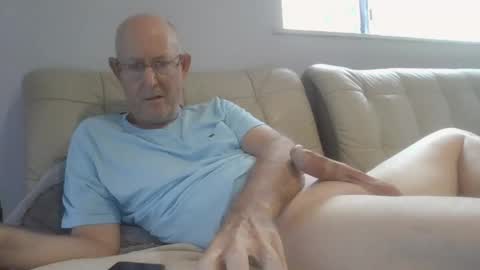 Snapshot of largerthan chatting on 03-08-26, 01:03 largerthan- say hi on entry online show from 03-08-26, 01:03