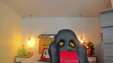 Snapshot of larsonmia chatting on 12-20-25, 12:23 MIA online show from 12-20-25, 12:23