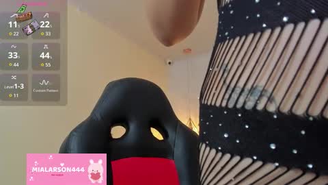 Snapshot of larsonmia chatting on 01-16-26, 12:20 MIA online show from 01-16-26, 12:20