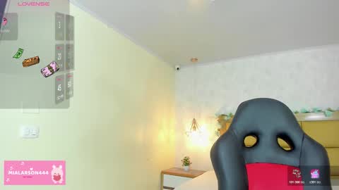 Snapshot of larsonmia chatting on 02-09-26, 12:31 MIA online show from 02-09-26, 12:31