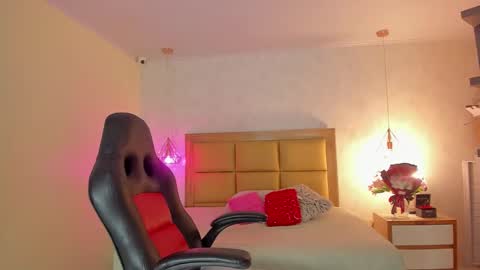 Snapshot of larsonmia chatting on 02-24-26, 12:25 MIA online show from 02-24-26, 12:25