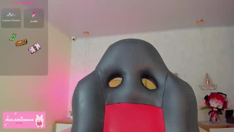 Snapshot of larsonmia chatting on 02-26-26, 12:26 MIA online show from 02-26-26, 12:26