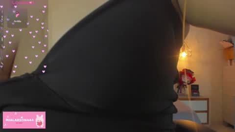 Snapshot of larsonmia chatting on 03-04-26, 12:22 MIA online show from 03-04-26, 12:22