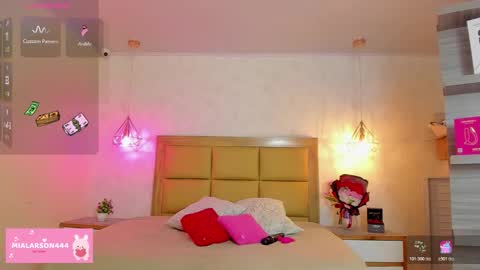 Snapshot of larsonmia chatting on 03-09-26, 12:20 MIA online show from 03-09-26, 12:20