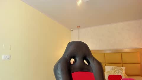 Snapshot of larsonmia chatting on 03-16-26, 12:31 MIA online show from 03-16-26, 12:31