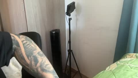 Snapshot of larsskeet chatting on 06-22-26, 06:16 larsskeet online show from 06-22-26, 06:16
