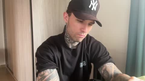Snapshot of larsskeet chatting on 06-25-26, 06:01 larsskeet online show from 06-25-26, 06:01