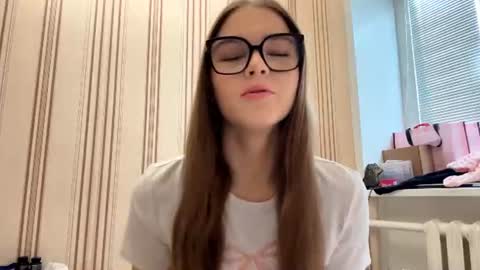 Mia online show from 06-21-26, 01:13
