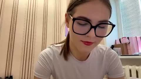 Mia online show from 06-25-26, 12:09
