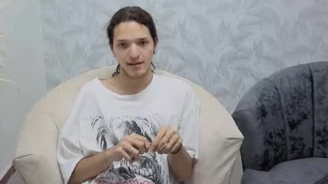 Snapshot of latin_boi6 chatting on 11-28-25, 11:18 Angel online show from 11-28-25, 11:18